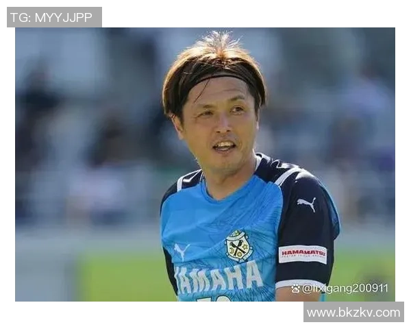 日本足球明星化身老人挑战年轻选手引发热议与关注